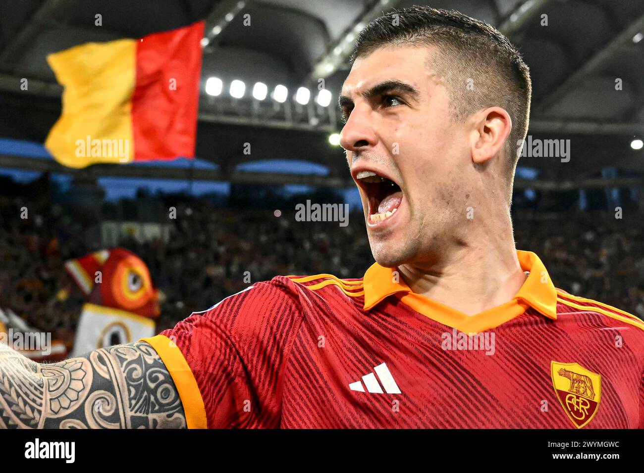 Gianluca Mancini de l'AS Roma célèbre la victoire à la fin du match de football Serie A entre L'AS Roma et le SS Lazio au stade Olimpico à Rome (Italie), le 6 avril 2024. Banque D'Images