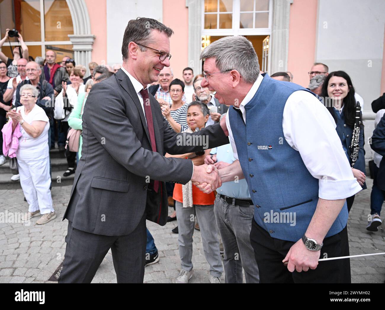 Rottenburg Kreis Tuebingen 07.04.2024 Oberbuergermeisterwahl in Rottenburg 2024 : Amtsinhaber Stephan Neher CDU, 57,58 Prozent setzt sich in der Stichwahl gegen Dr Klaus Weber Allgemeinmediziner, 42,42 Prozent durch und bleibt OB von Rottenburg. Der dictant der Stadtkapelle Rottenburg, Michael Johner re gratuliert OB Stephan Neher Li *** Rottenburg district of Tuebingen 07 04 2024 élection des maires à Rottenburg 2024 Stephan Neher CDU, 57,58% remporte le deuxième tour contre le Dr Klaus Weber généraliste, 42,42 pour cent et reste maire de Rottenburg le chef d'orchestre de la Banque D'Images