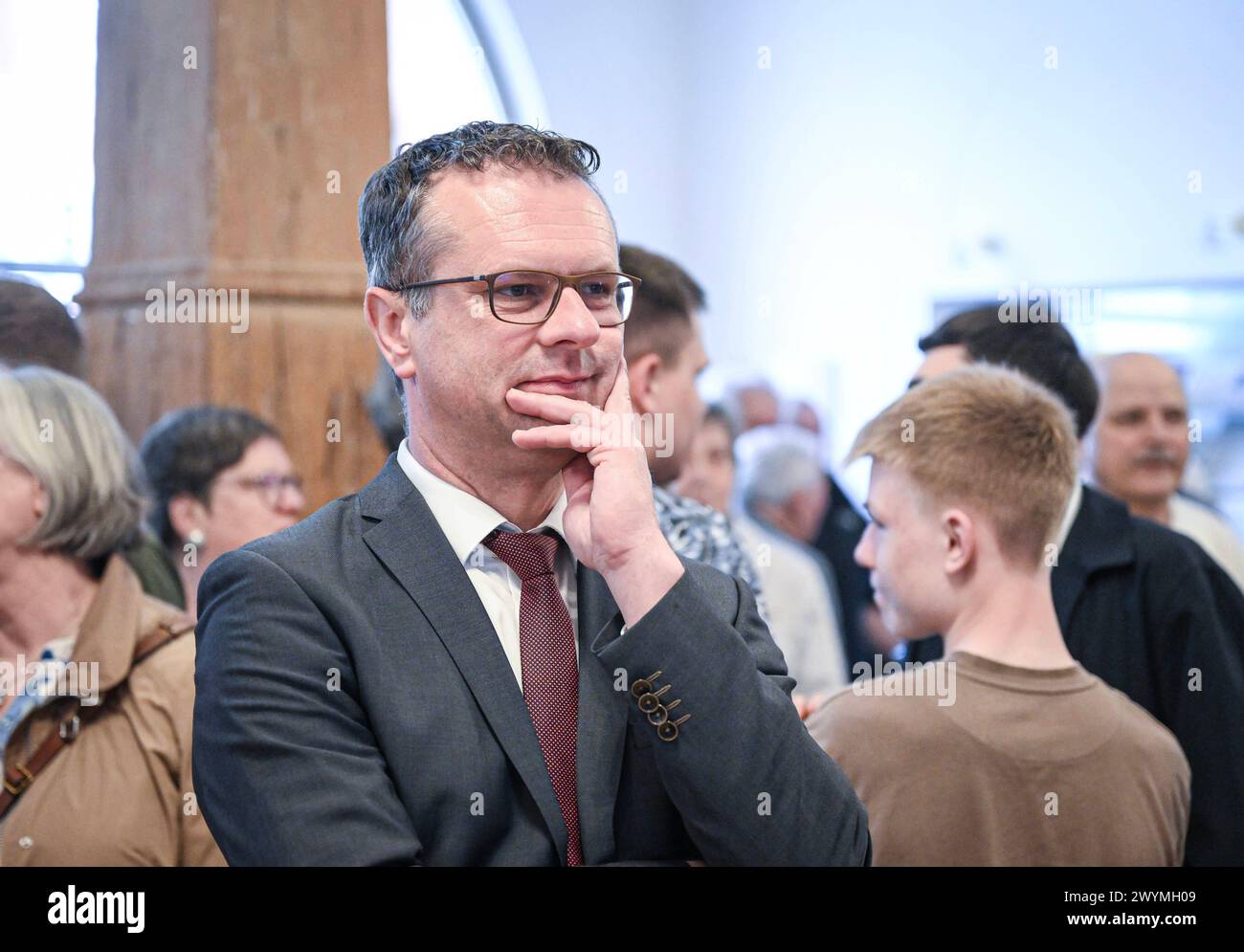 Rottenburg Kreis Tuebingen 07.04.2024 Oberbuergermeisterwahl in Rottenburg 2024 : Amtsinhaber Stephan Neher CDU, 57,58 Prozent setzt sich in der Stichwahl gegen Dr Klaus Weber Allgemeinmediziner, 42,42 Prozent durch und bleibt OB von Rottenburg. *** Rottenburg district de Tuebingen 07 04 2024 élection du maire à Rottenburg 2024 le titulaire Stephan Neher CDU, 57,58 pour cent l'emporte au second tour contre le docteur Klaus Weber généraliste, 42,42 pour cent et reste maire de Rottenburg ULMER Banque D'Images