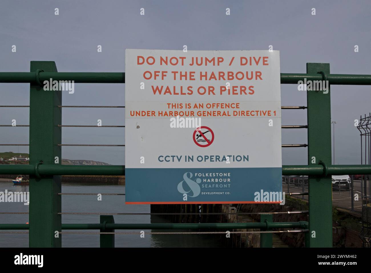 Panneau d'avertissement, ne pas sauter du pont, port, Folkestone, Kent, Angleterre, grande-Bretagne Banque D'Images