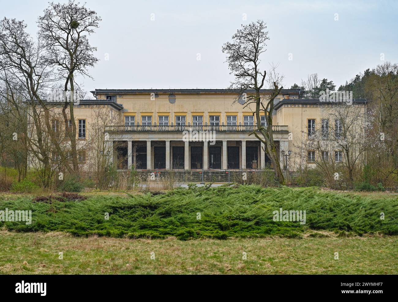 Wandlitz, Allemagne. 22 mars 2024. La région de Bogensee. Le site de Bogensee au nord de Berlin comprend l'ancien lycée Wilhelm Pieck FDJ et la villa du ministre de la propagande du Reich Joseph Goebbels. Le Conseil de surveillance de Berliner Immobilienmanagement (BIM) prévoit de prendre une décision sur la démolition de Bogensee en avril 2024. Crédit : Patrick Pleul/dpa/Alamy Live News Banque D'Images