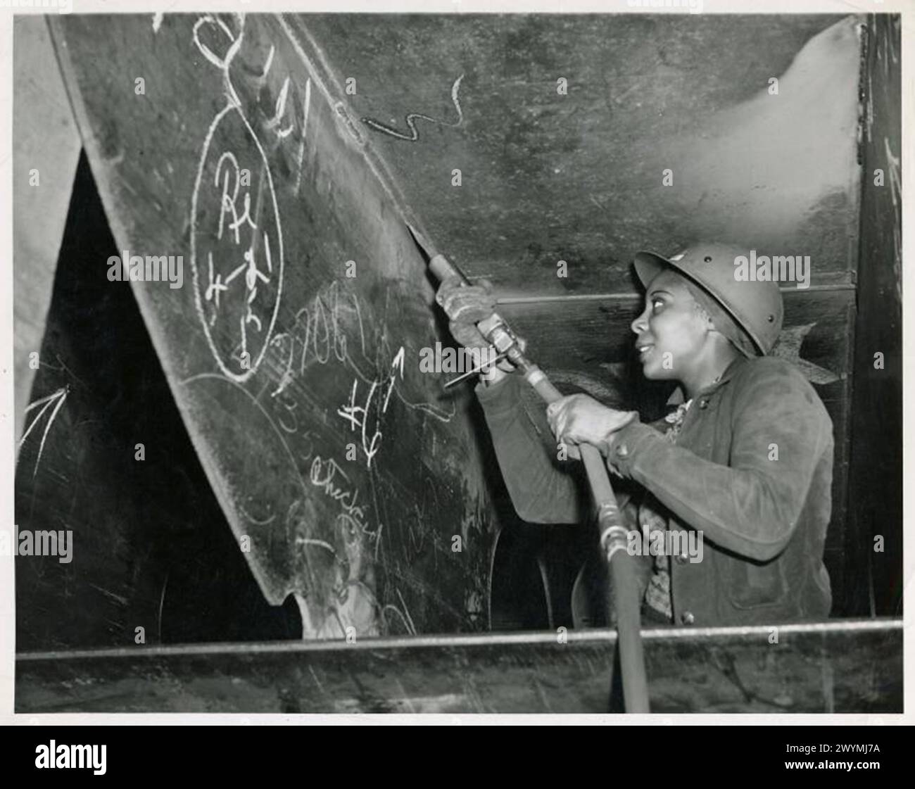 Femmes afro-américaines, employées pour travailler sur le Liberty ship SS George Washington Carver, tenant des scalers, Kaiser Shipyards, Richmond, Californie, env. 1943 Banque D'Images
