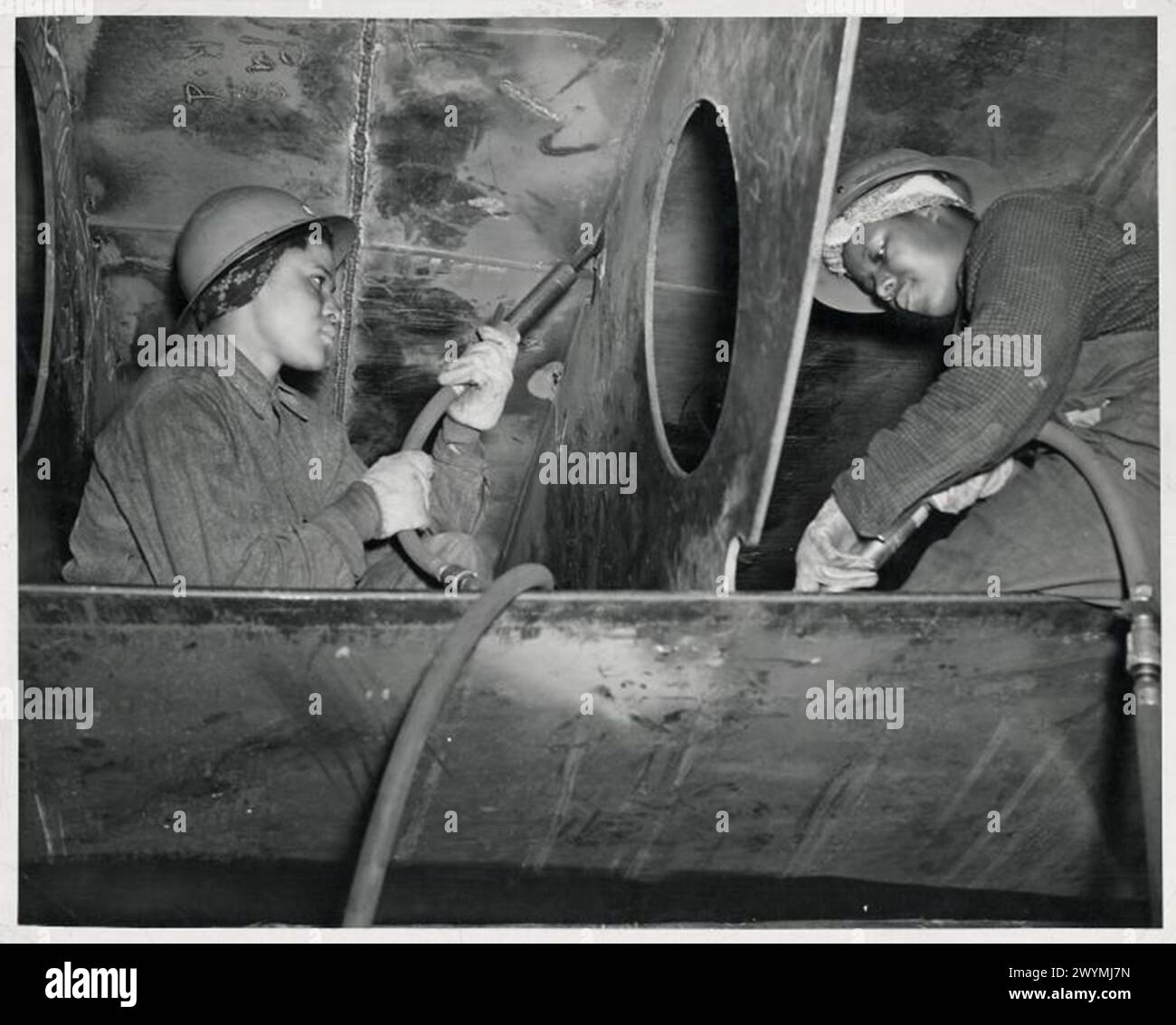 Femmes afro-américaines, employées pour travailler sur le Liberty ship SS George Washington Carver, tenant des scalers, Kaiser Shipyards, Richmond, Californie, env. 1943 Banque D'Images