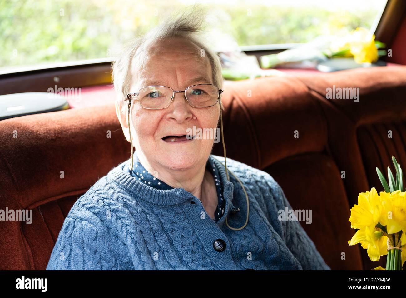 85 yo grand-mère assis dans une voiture oldtimer, Tienen, Belgique , modèle libéré Banque D'Images