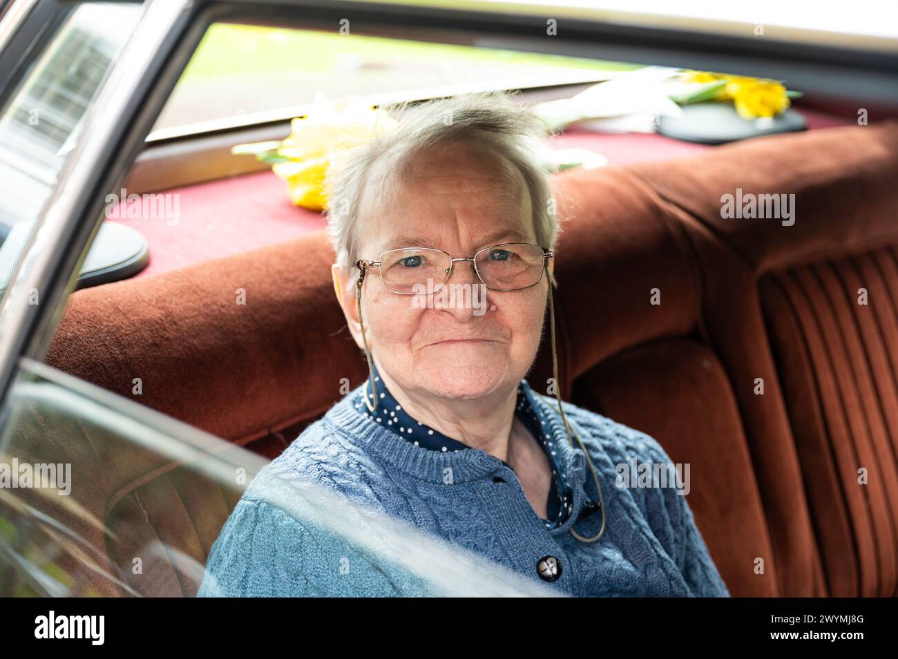 85 yo grand-mère assis dans une voiture oldtimer, Tienen, Belgique, , modèle libéré Banque D'Images