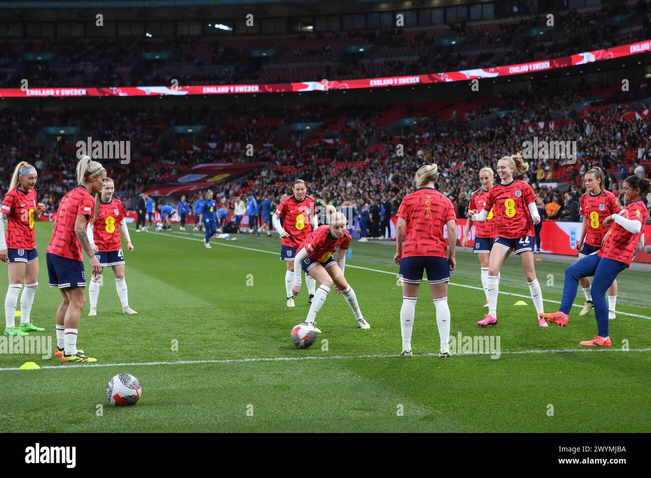 Les joueurs d'Angleterre s'échauffent dans les maillots BSL British Sign Language Angleterre - Suède UEFA Women's Euro qualificatif stade de Wembley, Londres, 5 avril 2024 Banque D'Images