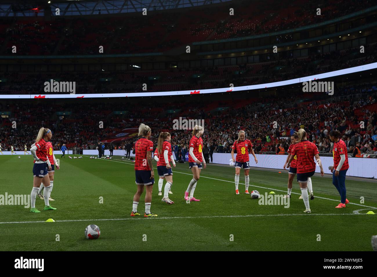 Les joueurs d'Angleterre s'échauffent dans les maillots BSL British Sign Language Angleterre - Suède UEFA Women's Euro qualificatif stade de Wembley, Londres, 5 avril 2024 Banque D'Images