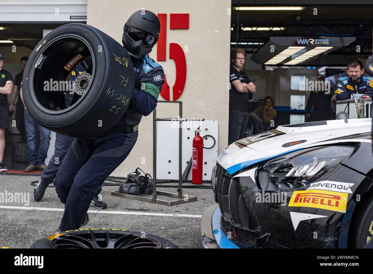 Mécanicien, mécanicien lors de la 1ère manche du Fanatec GT World Challenge 2024 propulsé par AWS sur le circuit Paul Ricard, du 5 au 7 avril 2024 au Castellet Banque D'Images