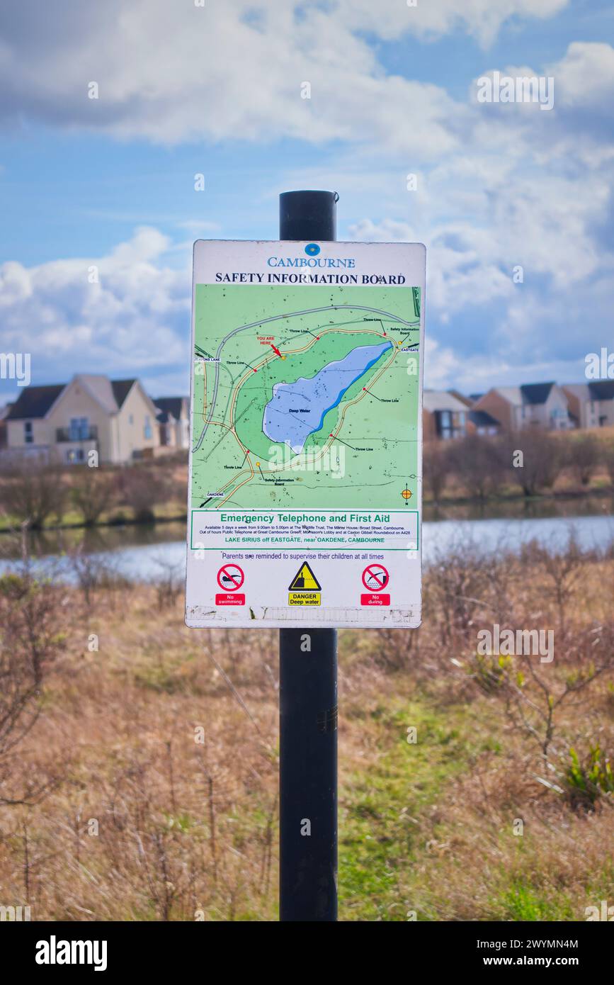 Bureau d'information sur la sécurité près du lac Sirius à Cambourne, Cambridgeshire Banque D'Images Bureau d'information sur la sécurité près du lac Sirius à Cambourne, Cambridgeshire Banque D'Images