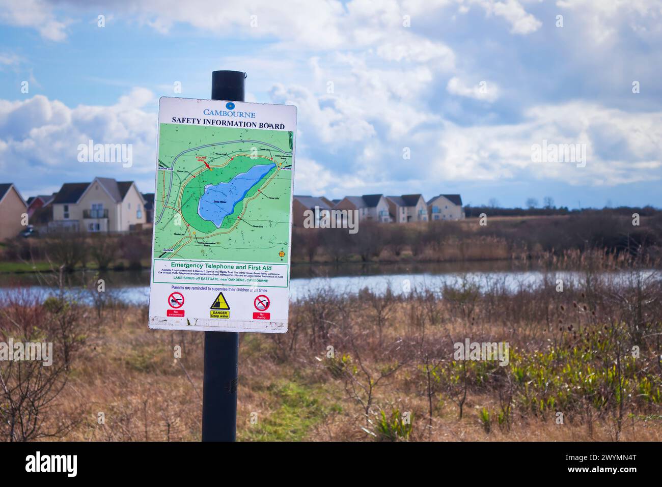 Bureau d'information sur la sécurité près du lac Sirius à Cambourne, Cambridgeshire Banque D'Images Bureau d'information sur la sécurité près du lac Sirius à Cambourne, Cambridgeshire Banque D'Images