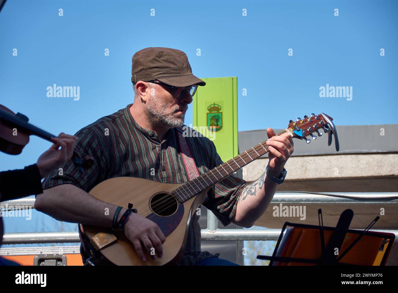 Vigo, Pontevedra, Espagne ; 7 avril 2024; un membre d'un groupe joue de la mandoline aux festivals de la Reconquista de Vigo Banque D'Images