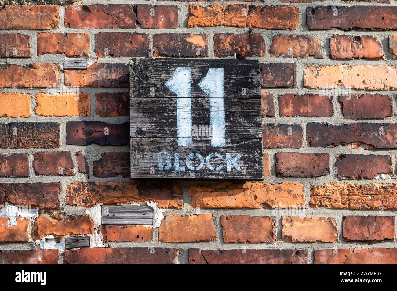 Auschwitz, Pologne, 21 mars 2024 - mur de briques avec panneau du bloc 11 au camp de concentration Banque D'Images