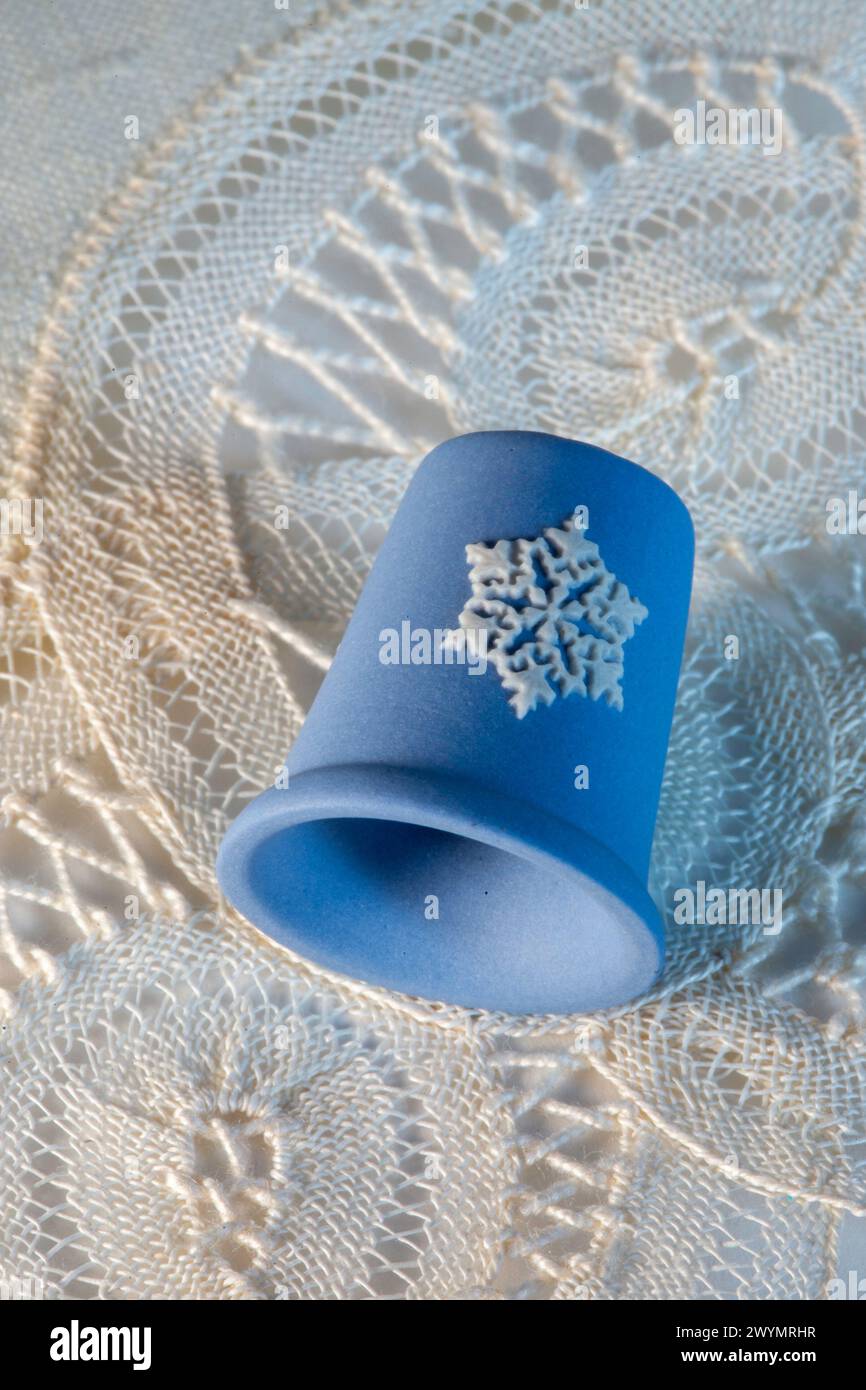 Un dé à coudre Wedgwood bleu Jasperware avec un bas relief blanc d'un flocon de neige, Noël 1981 Banque D'Images