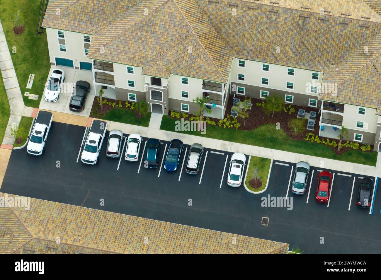 Vue aérienne des voitures garées sur les places de stationnement à l'immeuble d'appartements américain dans le quartier résidentiel de Floride. Condos familiaux neufs comme exemple de logement Banque D'Images