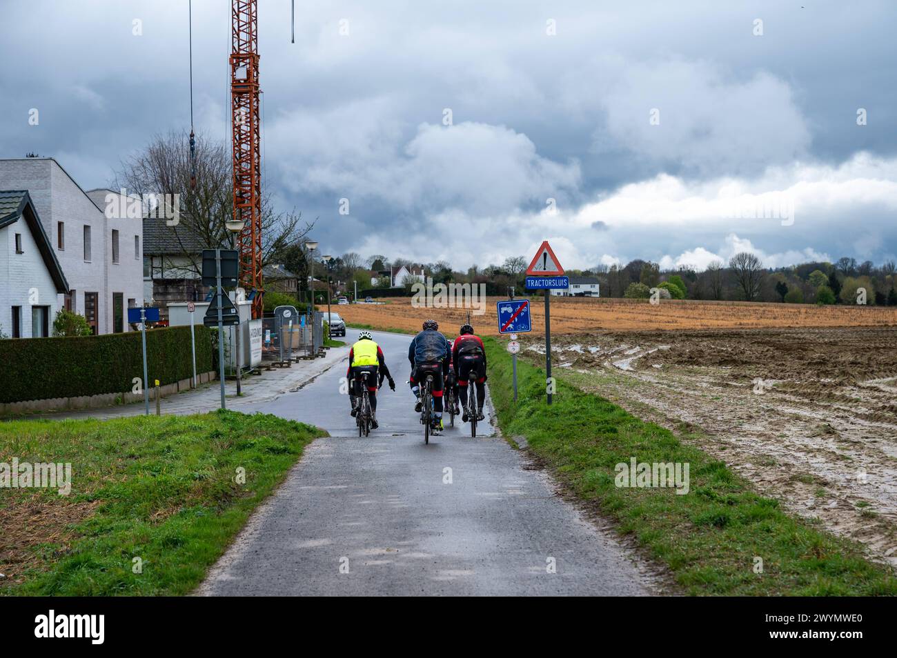 Brabant flamand, Belgique, 30 mars 2024 - les cyclistes amateurs s'entraînent dans les champs Banque D'Images