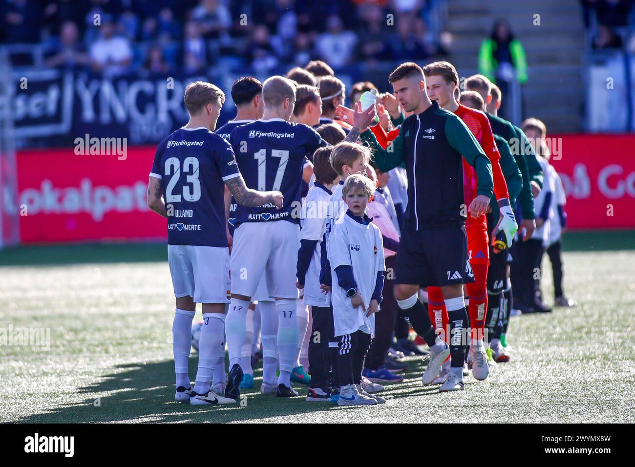 Drammen, Norvège, 7 avril 2024. Les joueurs de Strømsgodset et Rosenborg avant le match d'Eliteserien entre Strømsgodset et Rosenborg au stade Marienlyst. Crédit : Frode Arnesen/Alamy Live News Banque D'Images