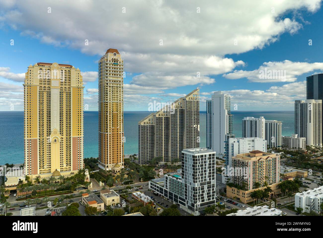 Vue panoramique sur la ville de Sunny Isles Beach avec des hôtels élevés chers et des immeubles d'appartements sur la côte atlantique de l'océan. Infrastructure touristique américaine Banque D'Images