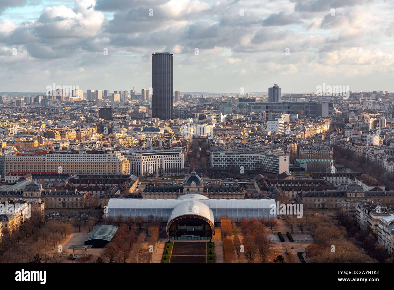 Paris, France - 20 janvier 2022 : vue générale sur la rue depuis Paris, la capitale française. Architecture française typique et vue sur la ville. Tour Montparnasse i Banque D'Images