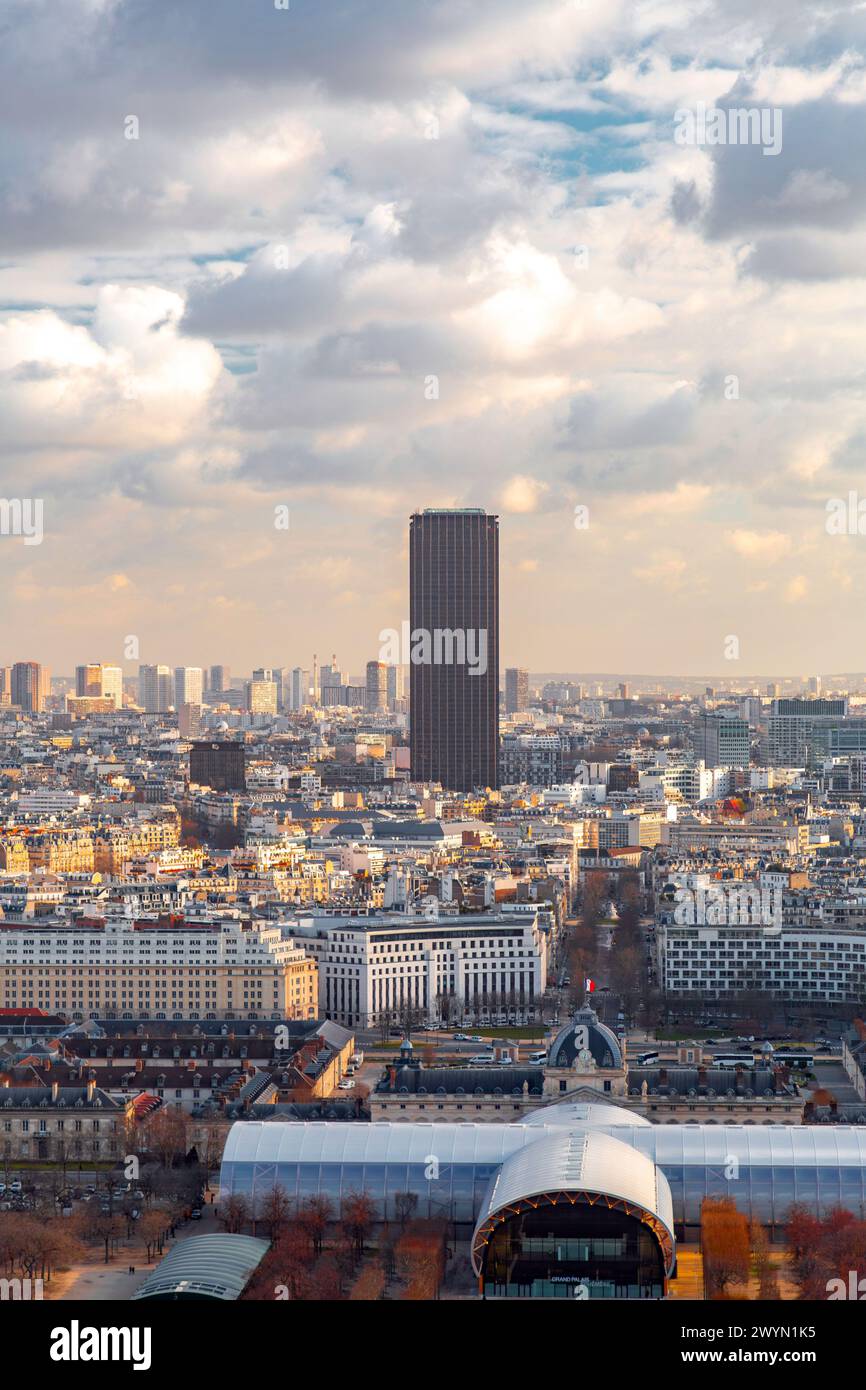 Paris, France - 20 janvier 2022 : vue générale sur la rue depuis Paris, la capitale française. Architecture française typique et vue sur la ville. Tour Montparnasse i Banque D'Images