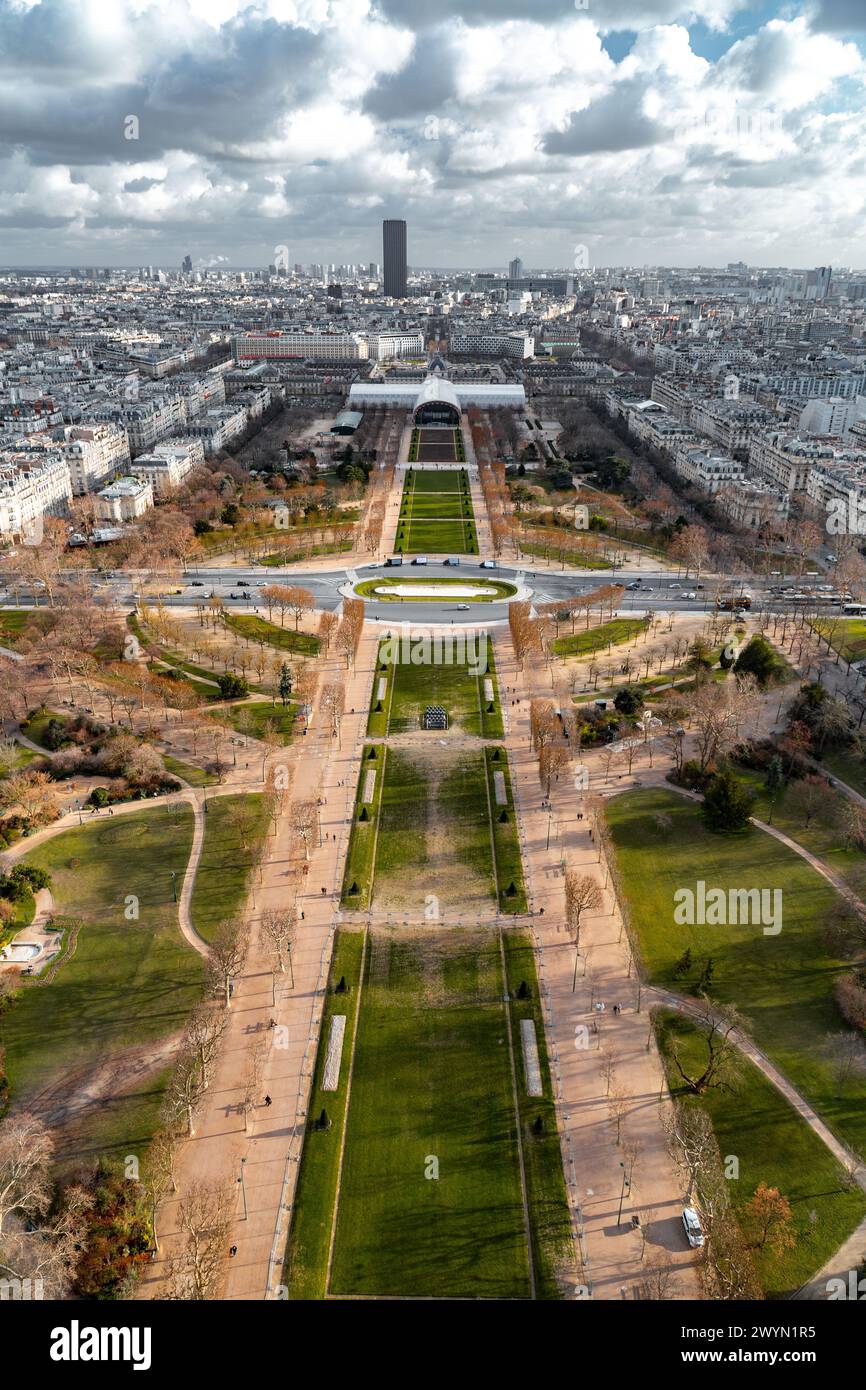 Paris, France - 20 janvier 2022 : le Grand Palais Ephémère est une salle d'exposition temporaire du champ de mars de l'architecte Jean Michel Wilmotte. Banque D'Images