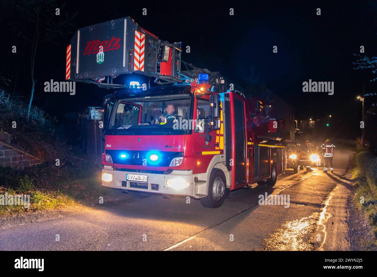 240408Lagerfeuer News ID : FR 2024-04-08 Gemeldeter Gartenlaubenbrand entpuppt sich als Lagerfeuer Feuerwehr löscht Lagerfeuerwehr wegen Ausbreitungsgefahr ab Burkhardtsdorf. Ein Brand Hat am späten Sonntagabend gegen 22 Uhr für einen Feuerwehreinsatz auf der Becherstraße gesorgt. Ein Anwohner bemerkte am Abend einen großen Feuerschein an einer Gartenlaube. Da es den Anschein hatte, dass diese brennen würde, verständigte er die Feuerwehr. Die Kameraden der Feuerwehren Burkhardtsdorf und Kemtau sowie der diensthabende Kreisbrandmeister, die Drehleiter der Feuerwehr Thalheim, Polizei und ein Rett Banque D'Images