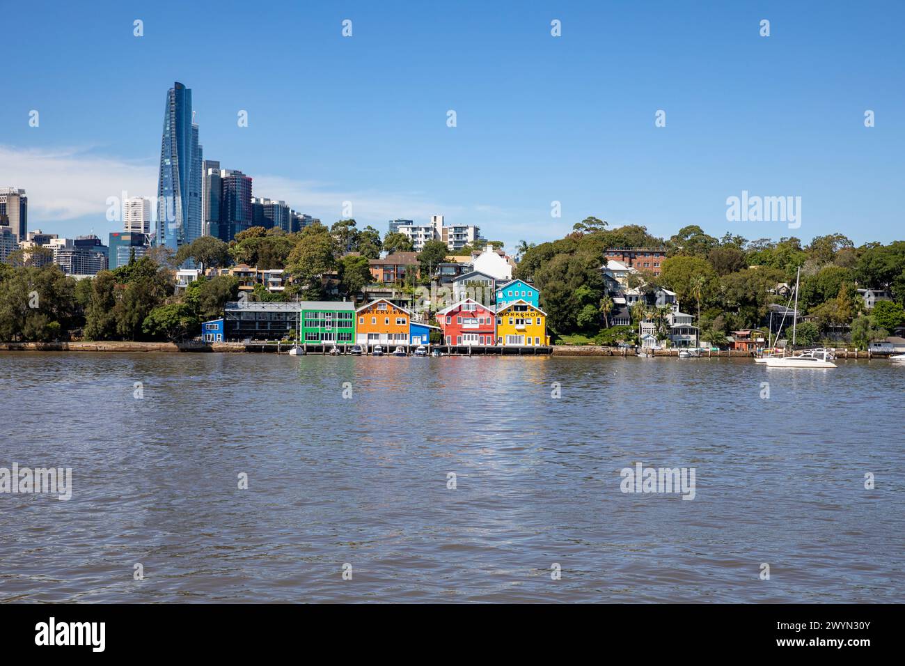 De ballast point Park vue sur mort Bay jusqu'à Waterview Wharf ateliers bâtiments colorés à Balmain et dans le centre-ville de Sydney avec la tour Crown Casino Banque D'Images