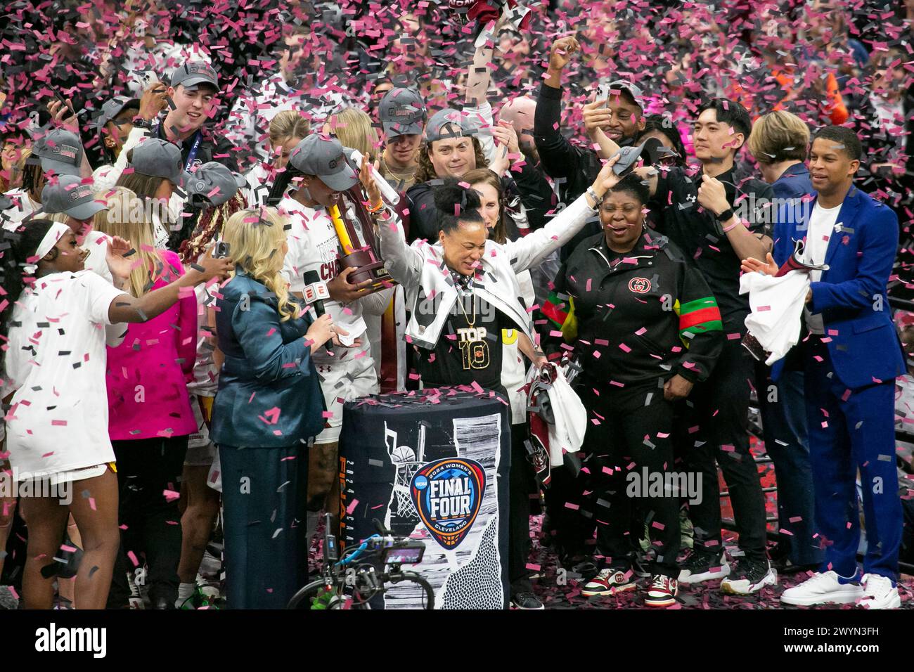 Cleveland, Ohio, États-Unis. 7 avril 2024. Dawn Staley, entraîneur-chef des Gamecocks de Caroline du Sud, reçoit le trophée du championnat après avoir remporté le tournoi final four féminin de la NCAA au Rocket Mortgage Fieldhouse à Cleveland, Ohio. (Kindell Buchanan/Alamy Live News) Banque D'Images