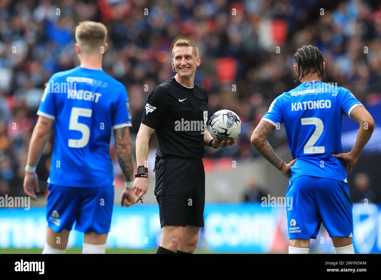 Londres, Royaume-Uni. 07 avril 2024. Arbitre Scott Oldham en action lors de la finale du Trophée EFL entre Peterborough United et Wycombe Wanderers au stade de Wembley, Londres, Angleterre, le 7 avril 2024. Photo de Carlton Myrie. Utilisation éditoriale uniquement, licence requise pour une utilisation commerciale. Aucune utilisation dans les Paris, les jeux ou les publications d'un club/ligue/joueur. Crédit : UK Sports pics Ltd/Alamy Live News Banque D'Images