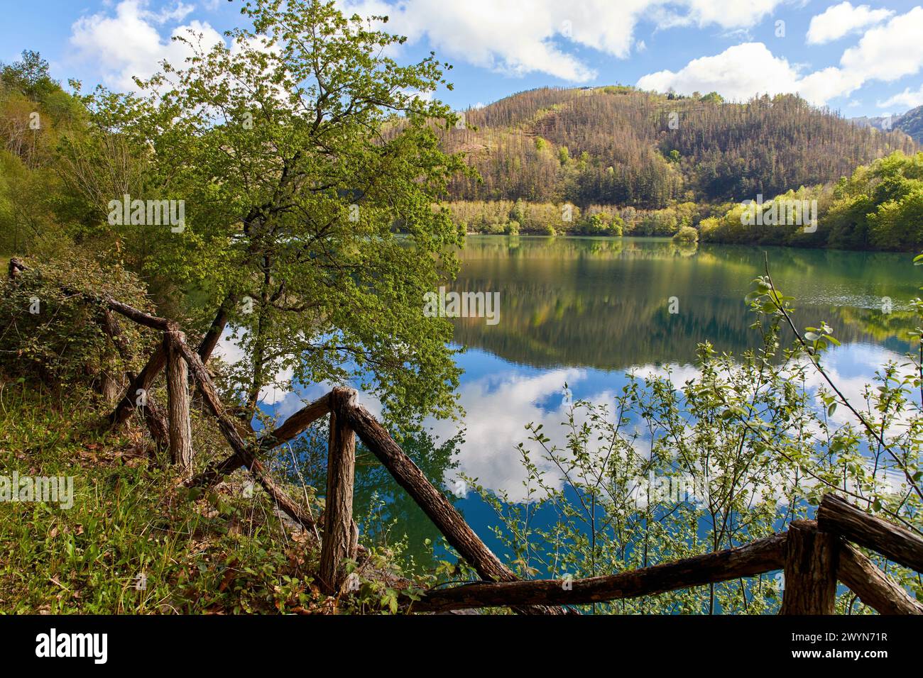 Réservoir Ibai-Eder, rivière Ibaider, Nuarbe, Gipuzkoa, pays Basque, Espagne. Banque D'Images