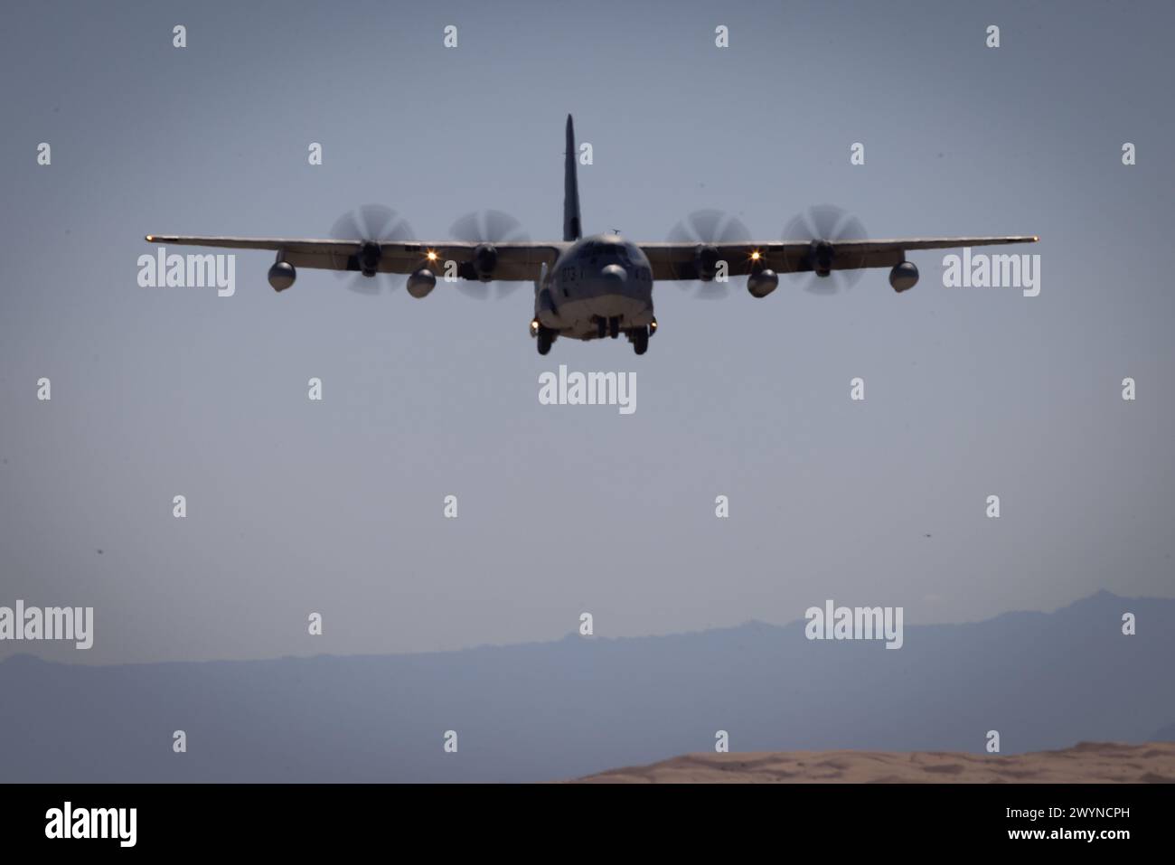Un avion Hercules KC-130J du corps des Marines des États-Unis affecté au Marine Aviation Weapons and Tactics Squadron One, se prépare à atterrir sur une piste lors d'un exercice touch and Go dans le cadre du cours d'instructeur d'armes et de tactiques 2-24 à Landing zone Hatch, Arizona, le 2 avril 2024. WTI est un cours avancé de niveau supérieur qui fournit une formation tactique avancée pour améliorer et employer des armes et des tactiques d'aviation avancées. (Photo du corps des Marines des États-Unis par le caporal Gabriela Garcia-Gregorio) Banque D'Images