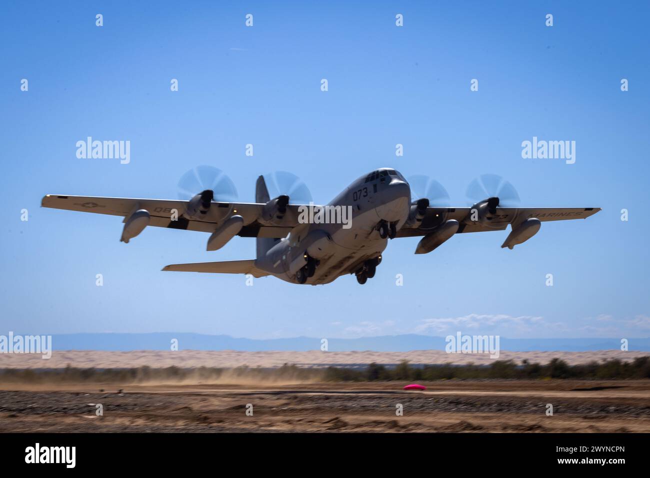 Un avion Hercules KC-130J du corps des Marines des États-Unis affecté au Marine Aviation Weapons and Tactics Squadron One, décolle d'une piste lors d'un Touch and Go dans le cadre du cours d'instructeur d'armes et de tactiques 2-24 à Landing zone Hatch, Arizona, le 2 avril 2024. WTI est un cours avancé de niveau supérieur qui fournit une formation tactique avancée pour améliorer et employer des armes et des tactiques d'aviation avancées. (Photo du corps des Marines des États-Unis par le caporal Gabriela Garcia-Gregorio) Banque D'Images