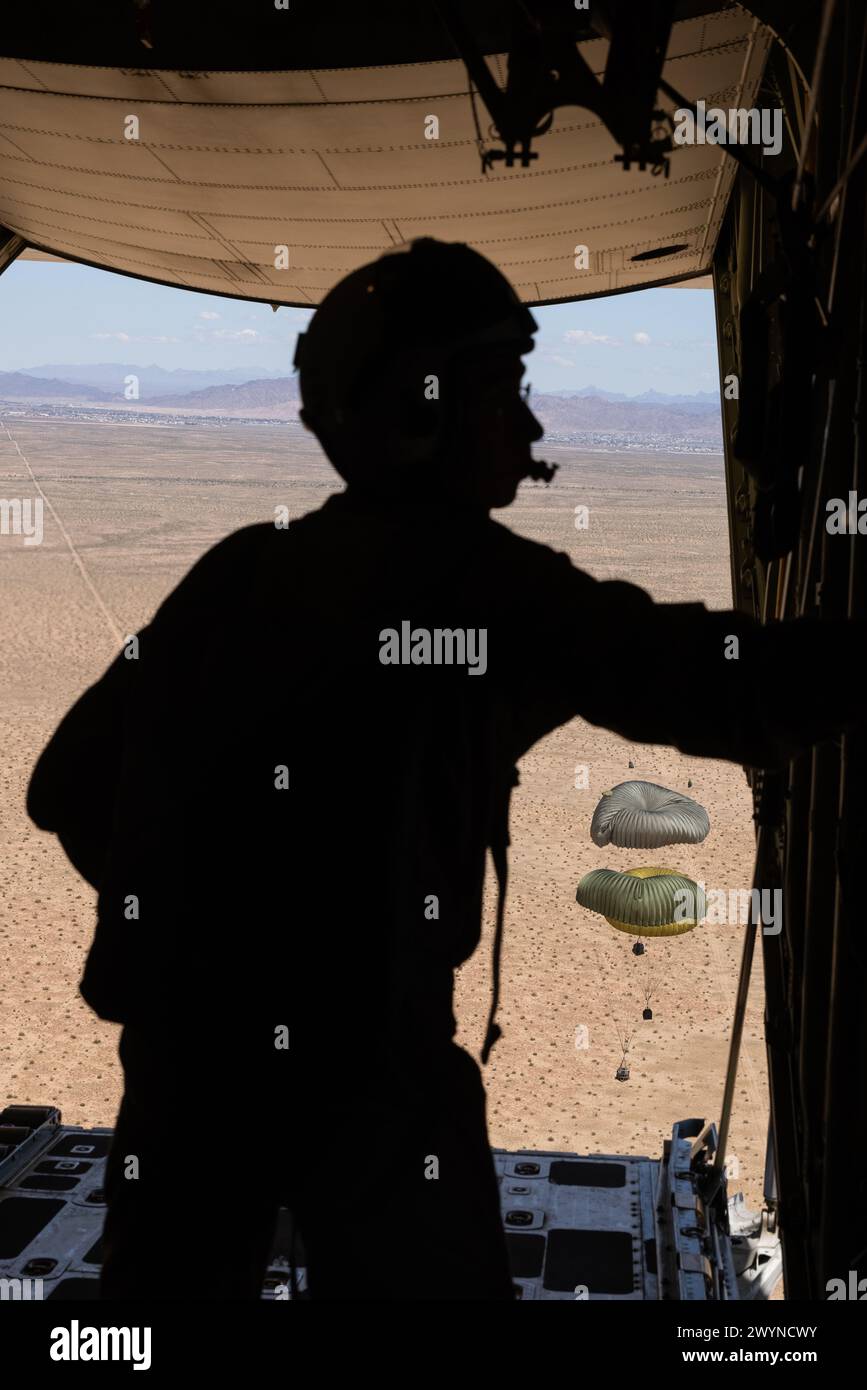 Un Marine américain, affecté au Marine Aviation Weapons and Tactics Squadron One, observe un largage aérien de fret à bord d'un avion KC-130J Hercules dans le cadre du cours d'instructeurs d'armes et de tactiques 2-24 près de Yuma, Arizona, le 2 avril 2024. WTI est un cours avancé de niveau supérieur qui fournit une formation tactique avancée pour améliorer et employer des armes et des tactiques d'aviation avancées. (Photo du corps des Marines des États-Unis par le caporal Elizabeth Gallagher) Banque D'Images