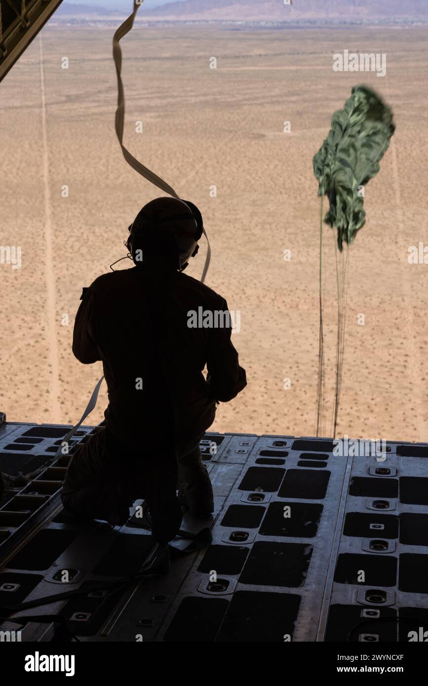 Un Marine américain, affecté au Marine Aviation Weapons and Tactics Squadron One, observe un largage aérien de fret à bord d'un avion KC-130J Hercules dans le cadre du cours d'instructeur d'armes et de tactiques 2-24 près de Yuma, Arizona, le 2 avril 2024. WTI est un cours avancé de niveau supérieur qui fournit une formation tactique avancée pour améliorer et employer des armes et des tactiques d'aviation avancées. (Photo du corps des Marines des États-Unis par le caporal Elizabeth Gallagher) Banque D'Images