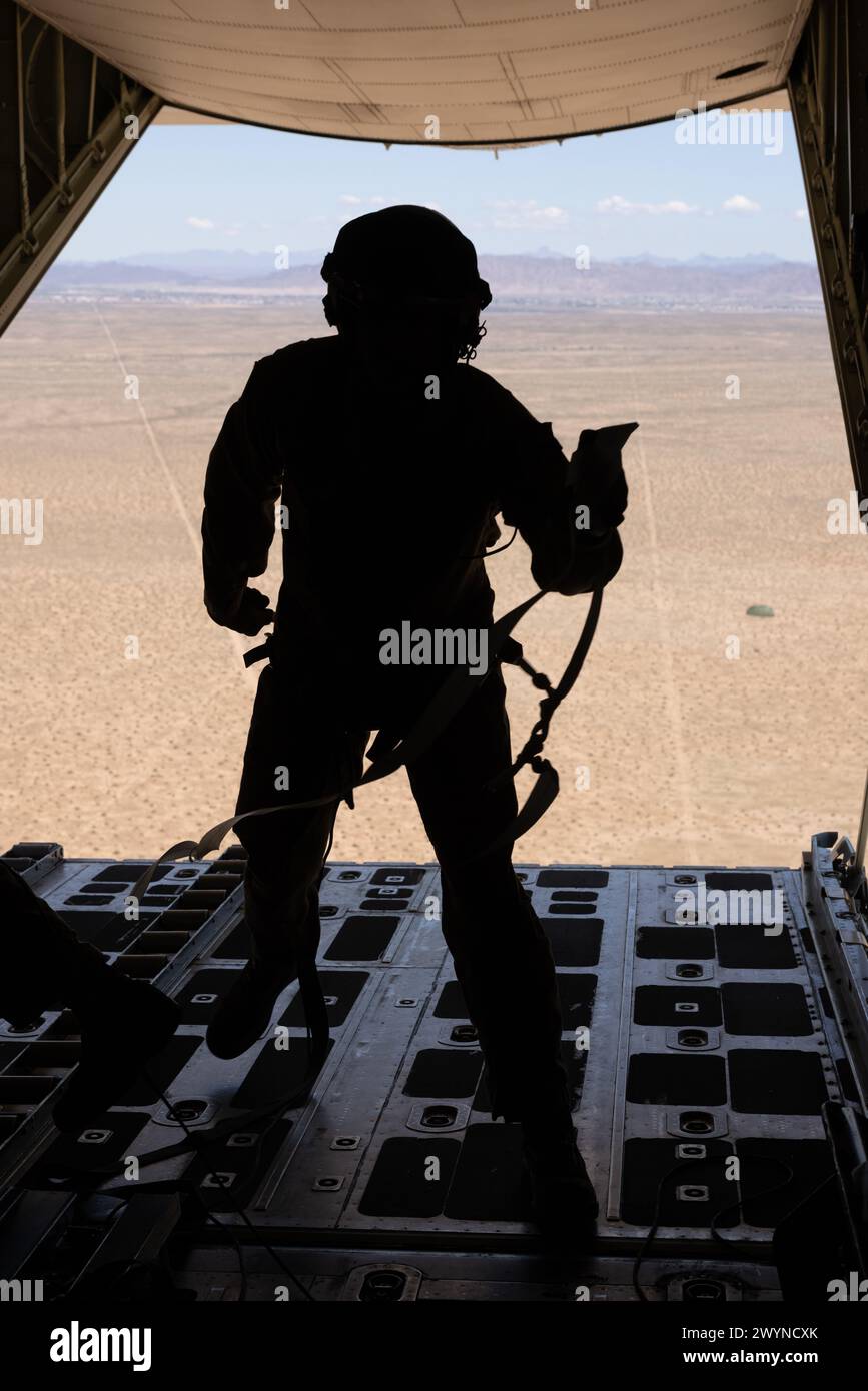 Un Marine américain, affecté au Marine Aviation Weapons and Tactics Squadron One, observe un largage aérien de fret à bord d'un avion KC-130J Hercules dans le cadre du cours d'instructeurs d'armes et de tactiques 2-24 près de Yuma, Arizona, le 2 avril 2024. WTI est un cours avancé de niveau supérieur qui fournit une formation tactique avancée pour améliorer et employer des armes et des tactiques d'aviation avancées. (Photo du corps des Marines des États-Unis par le caporal Elizabeth Gallagher) Banque D'Images