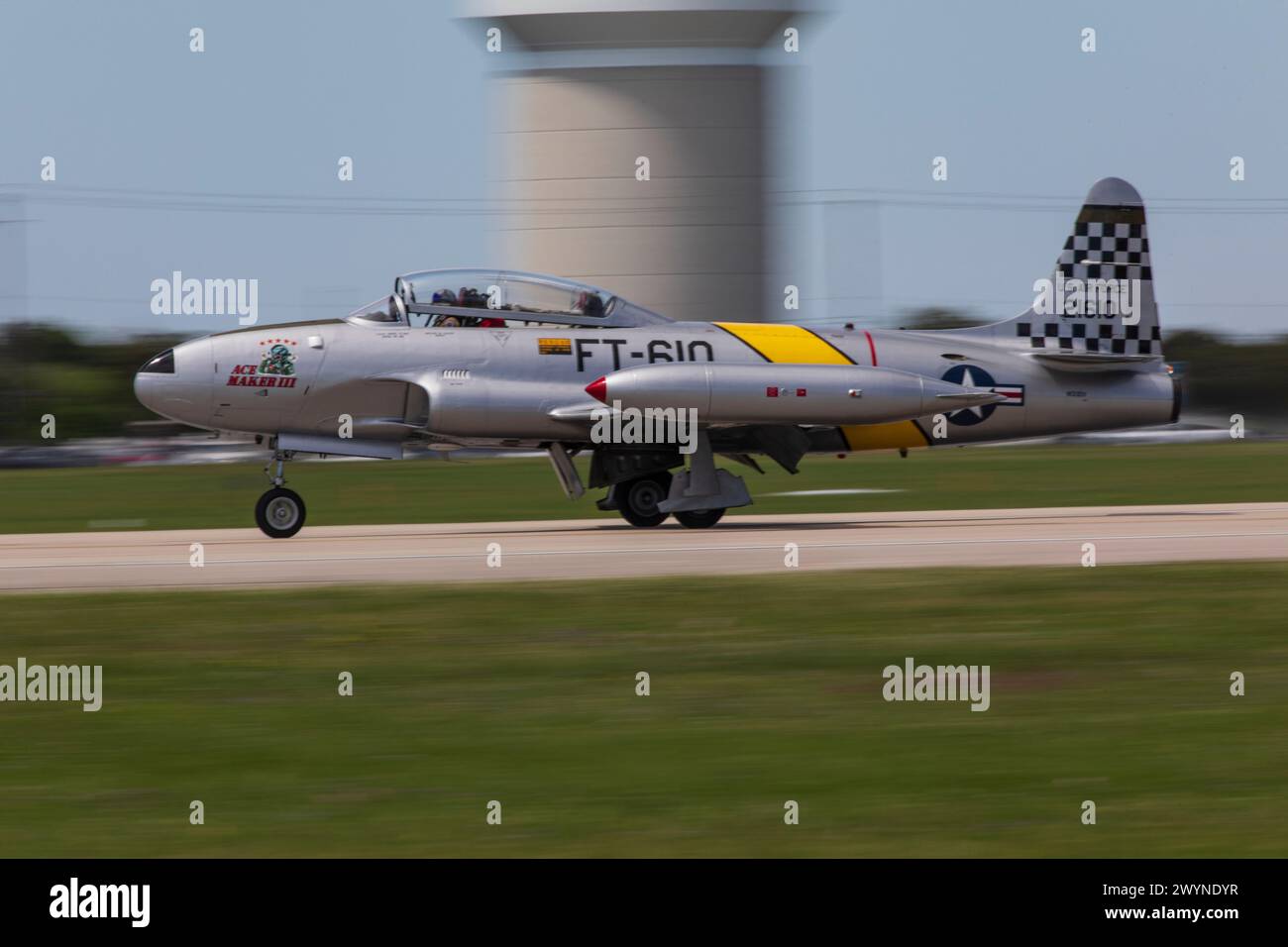 Un T-33 effectue des acrobaties aériennes à joint base San Antonio-Randolph, Texas, pour la journée d'entraînement du Great Texas Airshow, le 5 avril 2024. L’équipe de démonstration d’Ace Maker est juste l’un des nombreux artistes aériens et terrestres qui ont participé au salon aéronautique pour accompagner les expositions statiques, les cabines éducatives, les vendeurs et la zone pour enfants. Les performances et les présentations au salon aéronautique soulignent la fierté, la précision et le professionnalisme que représente l'US Air Force. (Photo de l'US Air Force par Joseph Kumzak). Banque D'Images