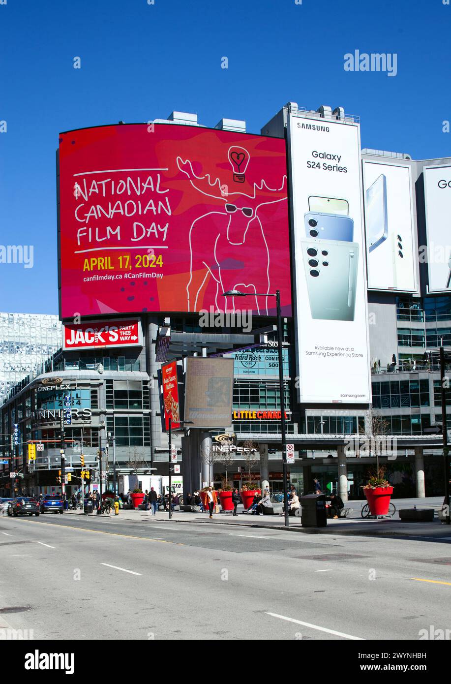 Publicité pour la Journée nationale du film canadien sur un panneau d'affichage électronique. Rue Yonge et place Dundas au centre-ville de Toronto, Canada Banque D'Images