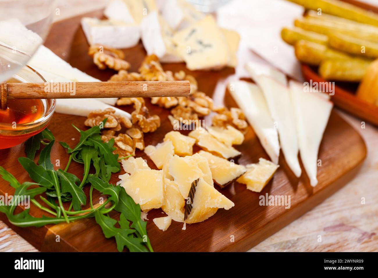 Divers types de fromage sur planche en bois Banque D'Images