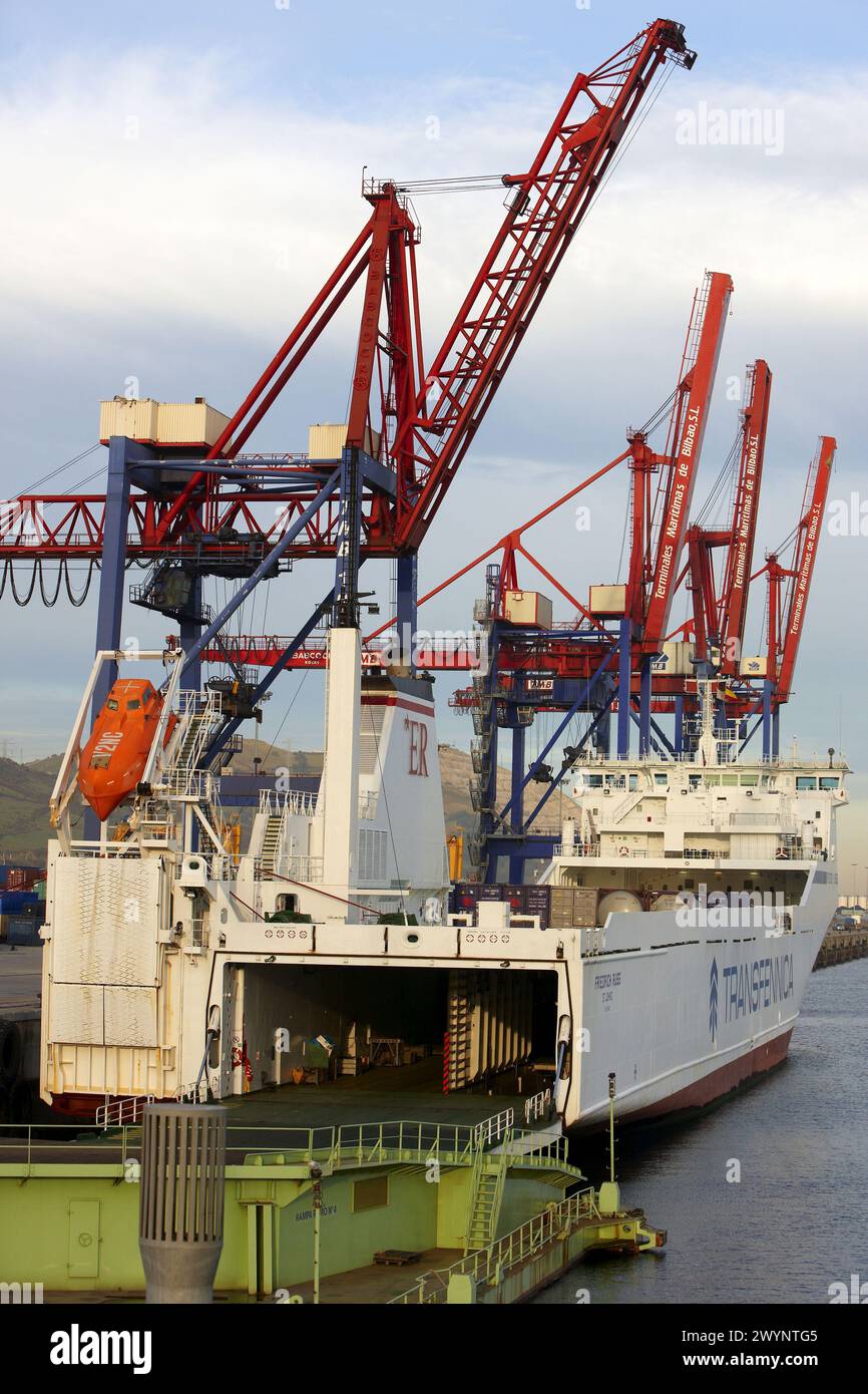 Cargo ship, autoroutes de la mer, navire RORO avec rampe. Port de Bilbao, Biscaye, pays Basque, Espagne. Banque D'Images