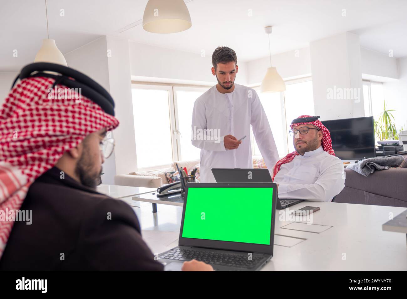 arabe utilisant un ordinateur portable pendant le travail dans le bureau sur la table de réunion pour terminer le projet Banque D'Images