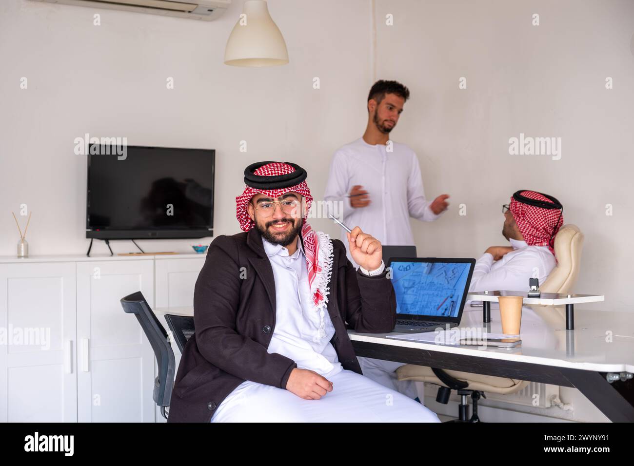 Soutenir aider et évaluer vos collègues crée une atmosphère conviviale sur le lieu de travail et améliore les relations entre les employés Banque D'Images