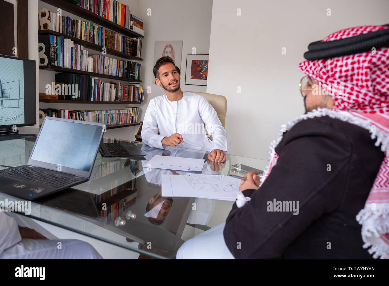 Arabe parlant tout en travaillant sur leur projet Banque D'Images