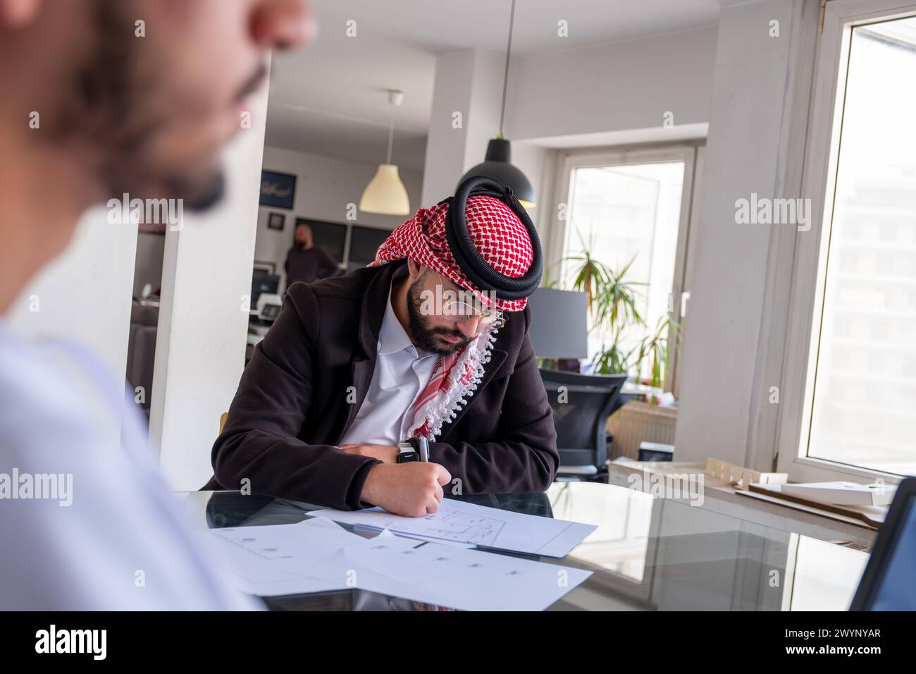 portrait pour jeune homme arabe travaillant dans un bureau moderne avec le sourire sur son visage Banque D'Images