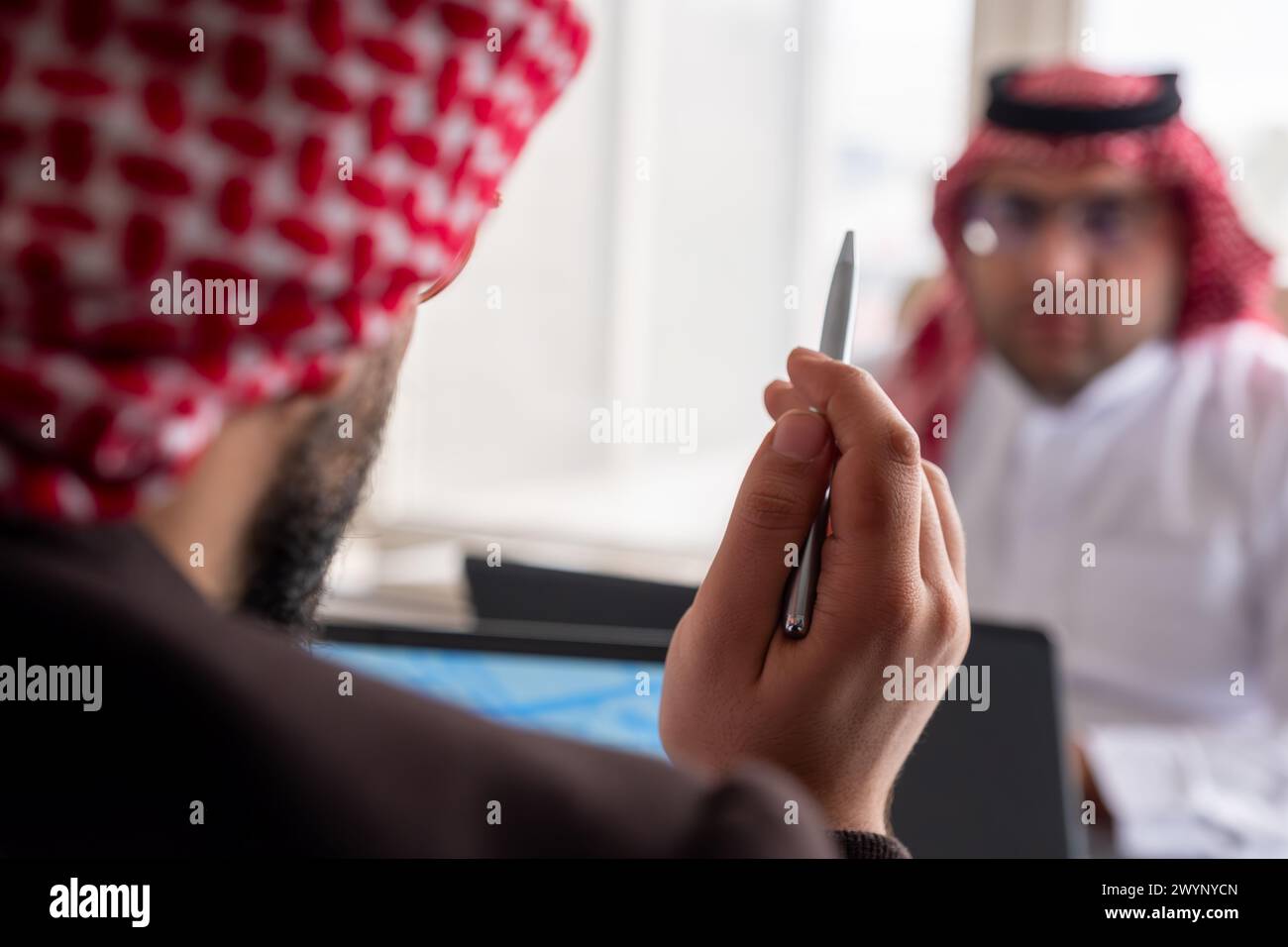 rencontre entre deux arabes parlant des détails du travail Banque D'Images