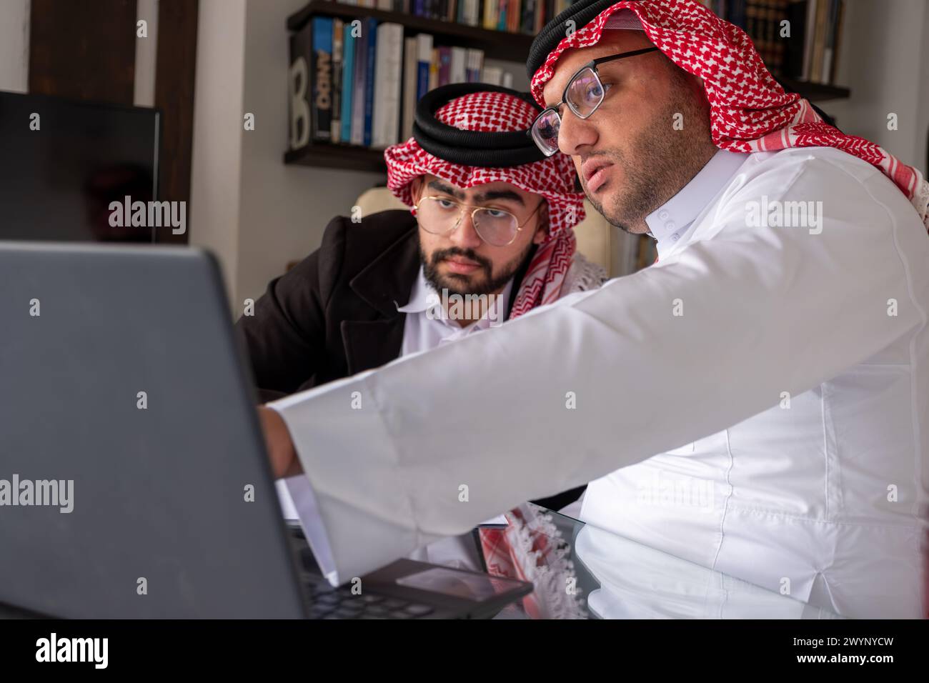 La négociation de chaque détail dans le travail pour augmenter l'efficacité pour les employés dans l'entreprise est le meilleur moyen pour les hommes arabes d'améliorer KPI Banque D'Images