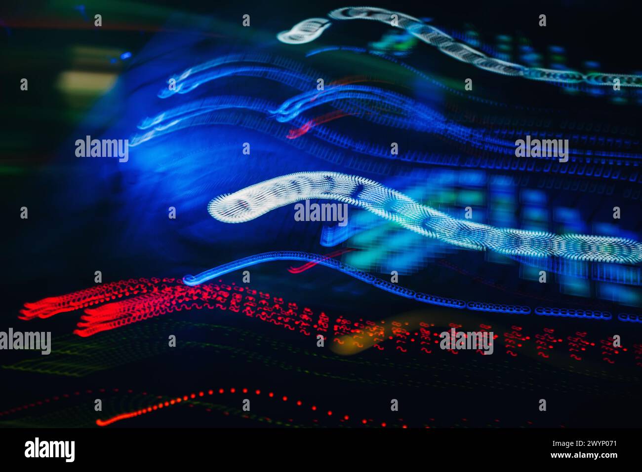 Mixeur DJ dans une boîte de nuit avec un fond de lumières incandescentes des boutons et des contrôleurs Banque D'Images