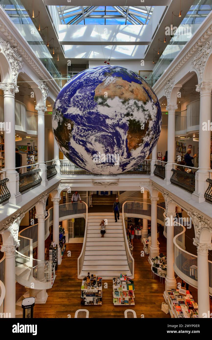 Terre géante accrochée à Cărturești Carusel, l'une des plus belles librairies du monde, située dans une rue médiévale de la vieille ville de Bucarest, Roumanie Banque D'Images