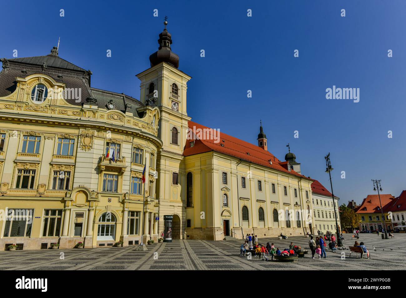 La mairie, l'église jésuite et plusieurs autres flèches et tours de la Grand Square (Piața Mare), Sibiu, Transylvanie, Roumanie Banque D'Images