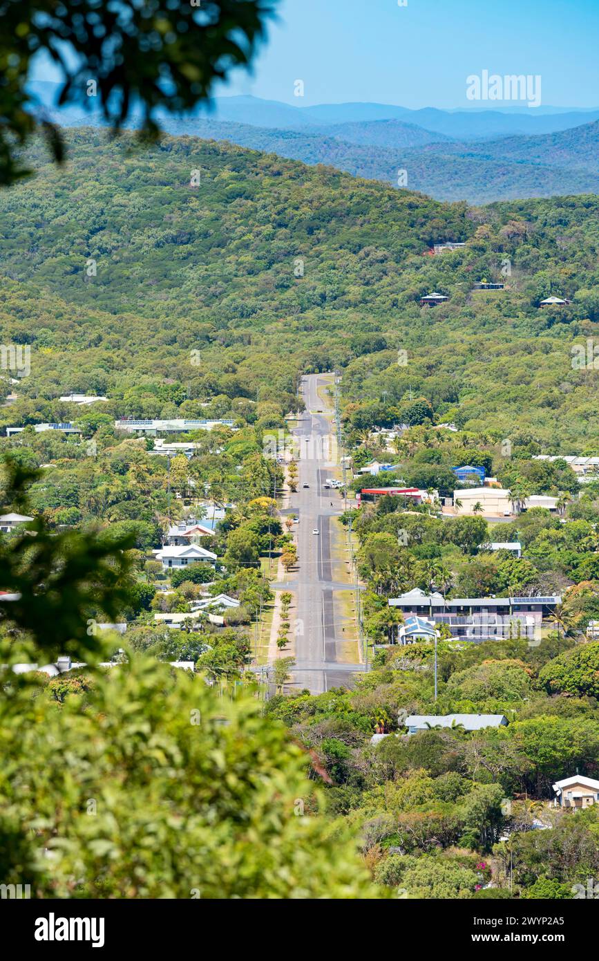 Vue depuis Grassy Hill pendant la journée jusqu'à Hope Street et les panneaux solaires de l'hôpital de Cooktown (en haut à gauche) dans le nord du Queensland, en Australie Banque D'Images