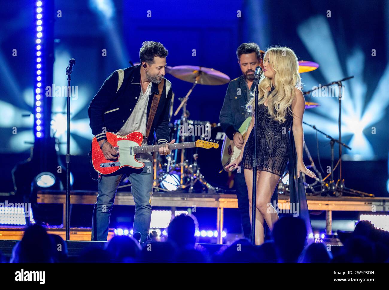 La chanteuse country MEGAN MORONEY (à droite) se produit avec MATTHEW RAMSEY et Old Dominion lors d'un enregistrement au South Mall sur le campus de l'Université du Texas le 3 avril 2024. Les CMT Awards reviennent à Austin, la capitale mondiale de la musique live autoproclamée, avec un spectacle live le 7 avril 2024. Crédit : Bob Daemmrich/Alamy Live News Banque D'Images