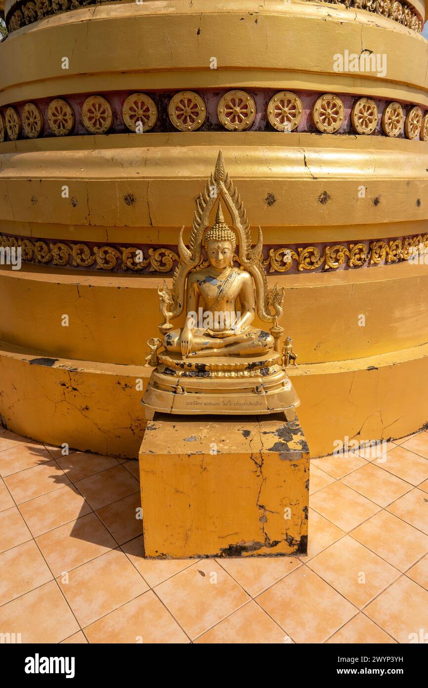 Statue de Bouddha en or en Asie du Sud-est. Banque D'Images